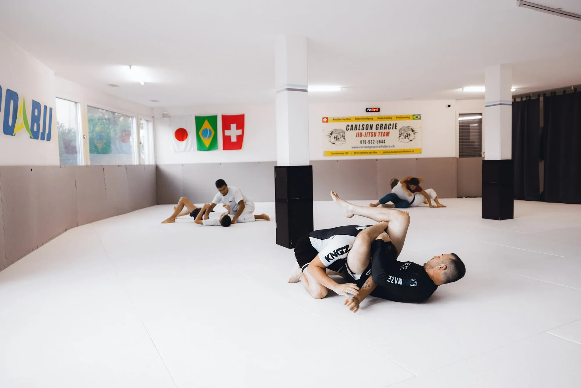 Blick über die Matte des Dojos in Affoltern am Albis mit mehreren Paaren im Training