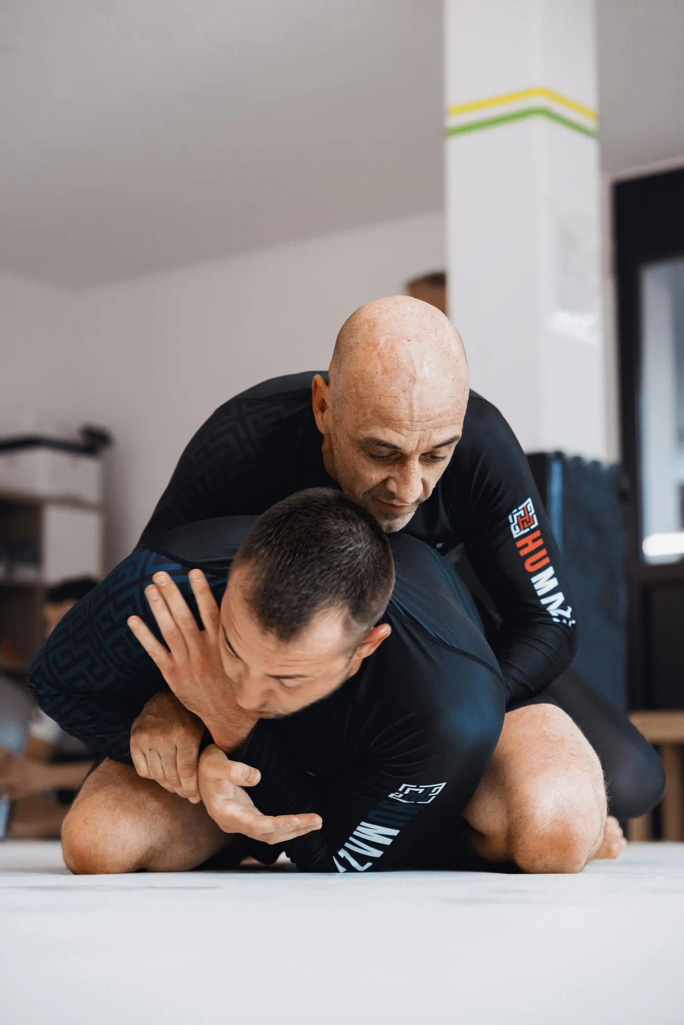 Nahaufnahme: Trainer kontrolliert seinen Partner eng von oben