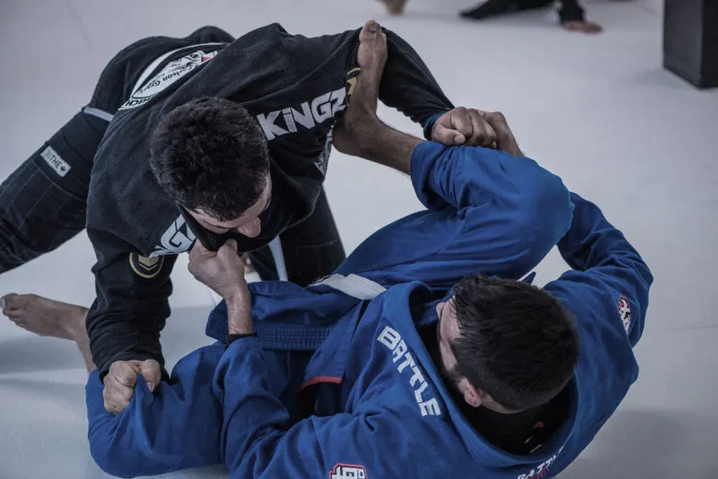 Zwei Brazilian-Jiu-Jitsu-Trainierende im Kimono in der Spider Guard während des Trainings in Affoltern am Albis
